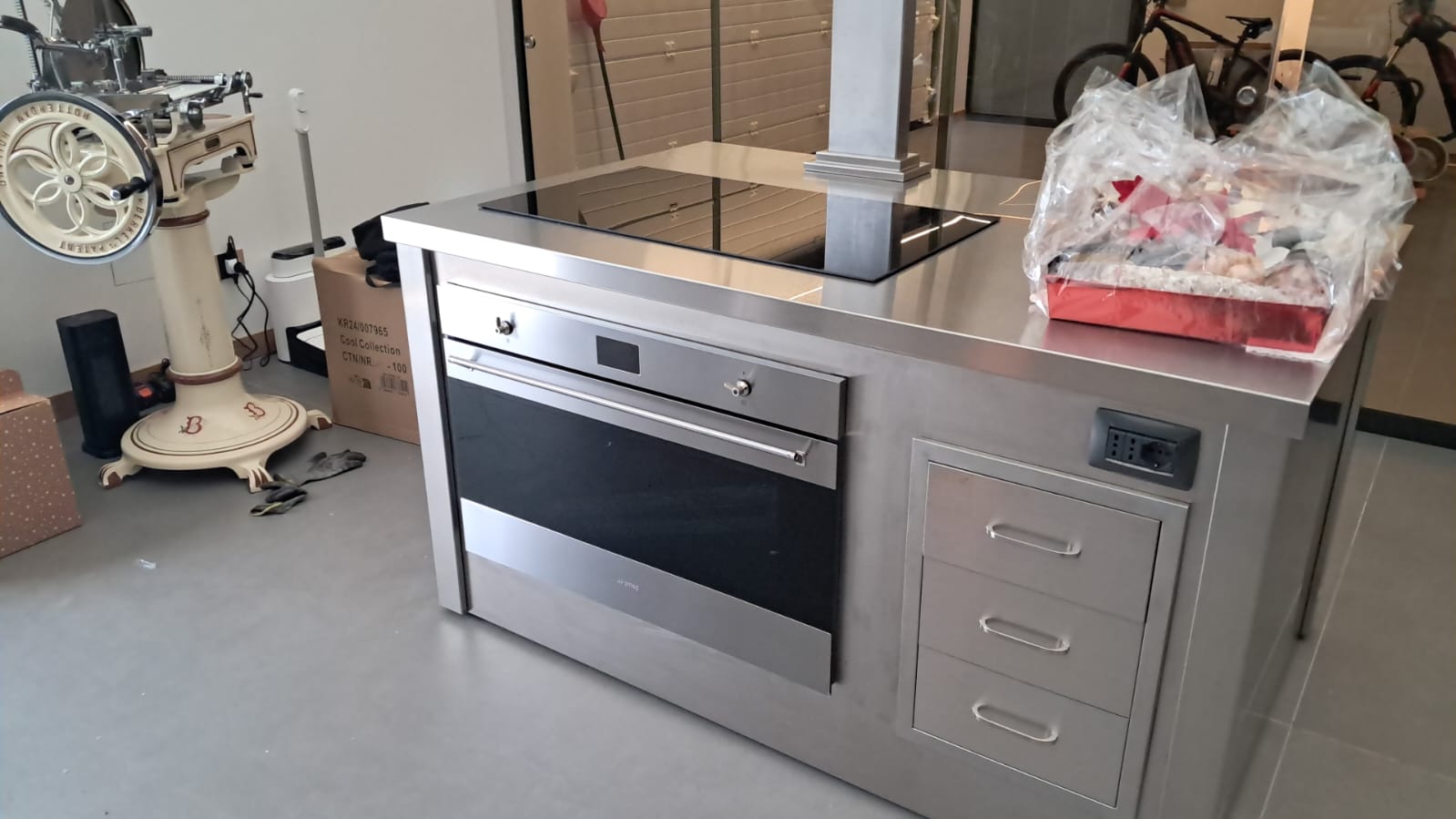 Cucina mobile in acciaio inox su ruote con piano a induzione