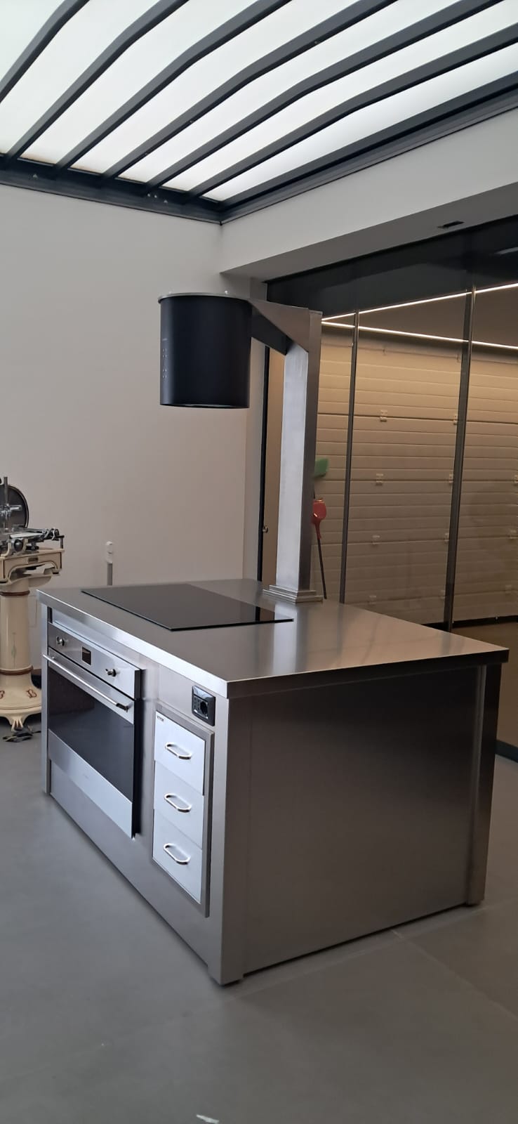 Dettaglio della cucina mobile in inox con forno