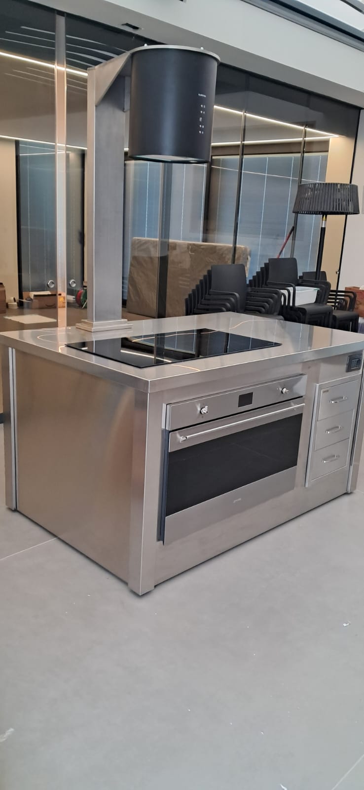 Cappa di aspirazione integrata nella cucina mobile in acciaio inox