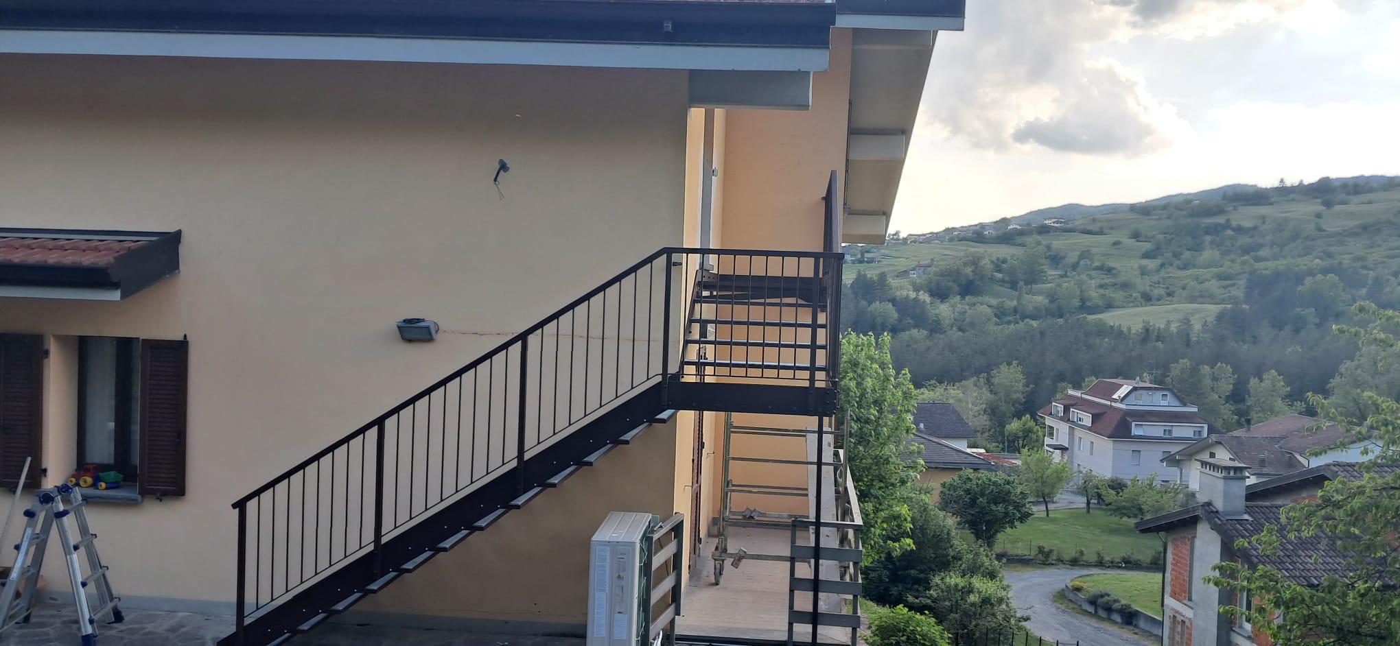 Vista della scala esterna in ferro zincato e verniciato