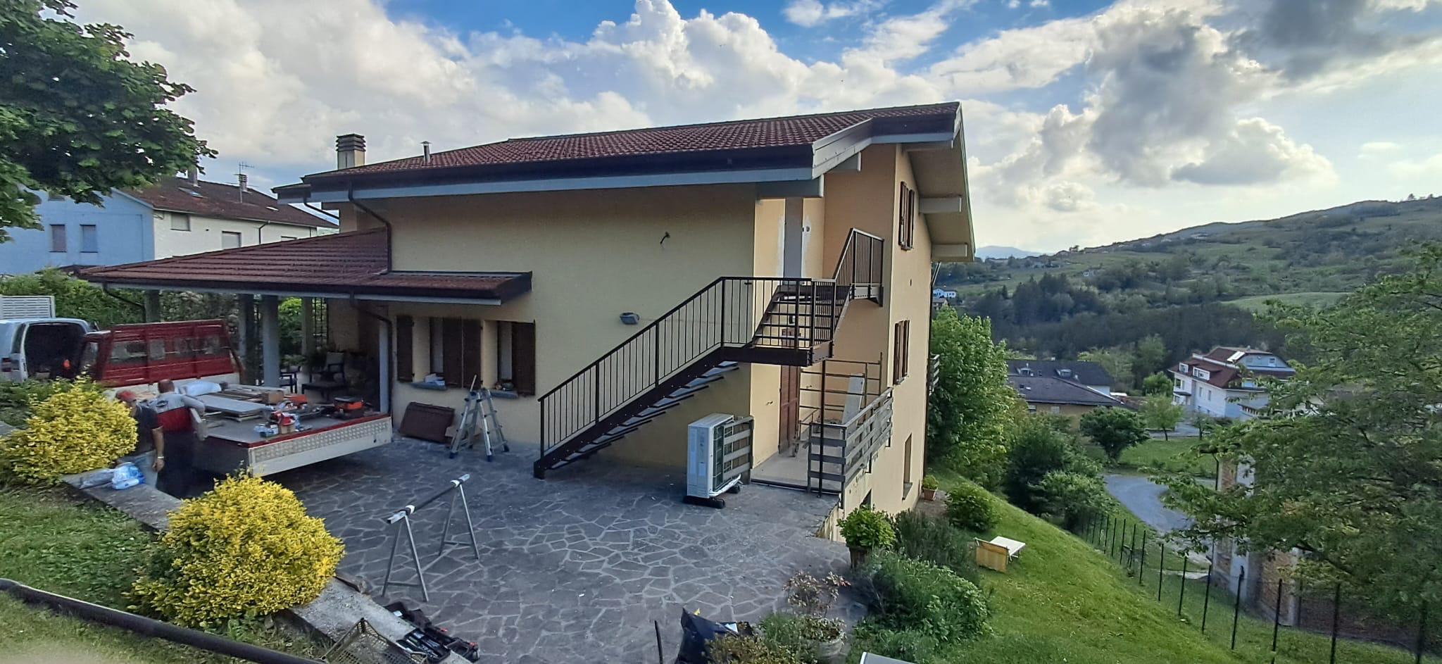 Scala esterna in ferro con corrimano e gradini in pietra